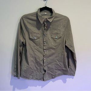 VT snap front shirred placket shirt.